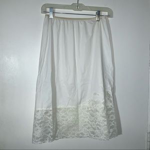 VINTAGE HALF SLIP WHITE WITH PRETTY APPLIQUÉ M✅